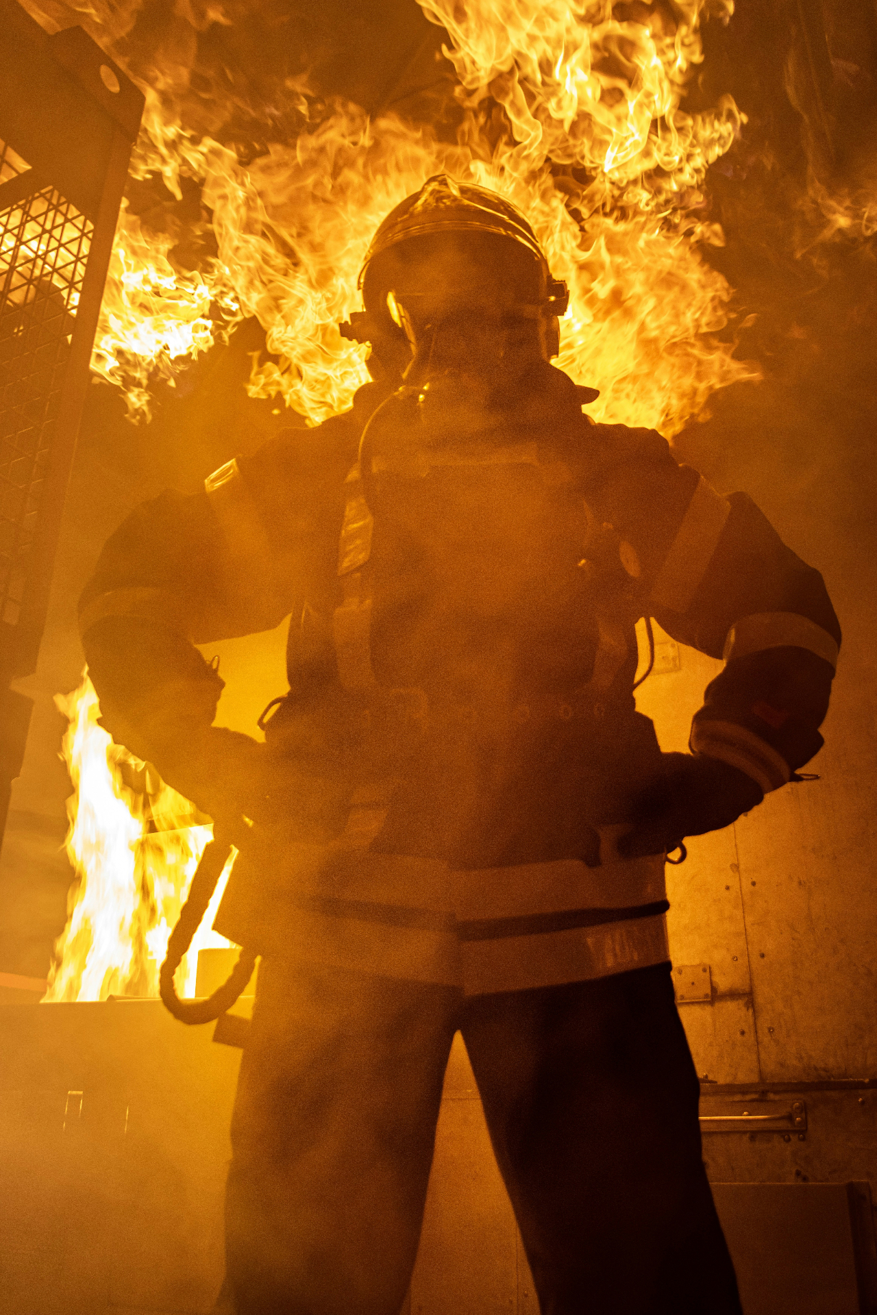 Flame-resistant industrial workwear textiles