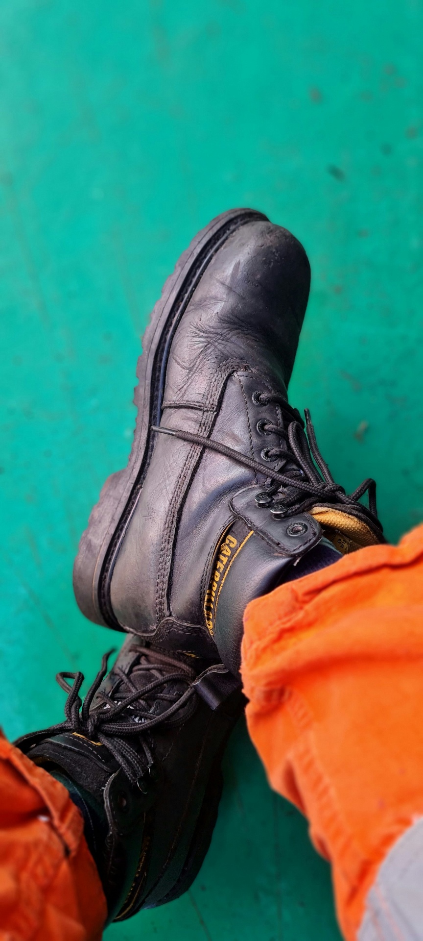 Industrial safety footwear with protective toe caps